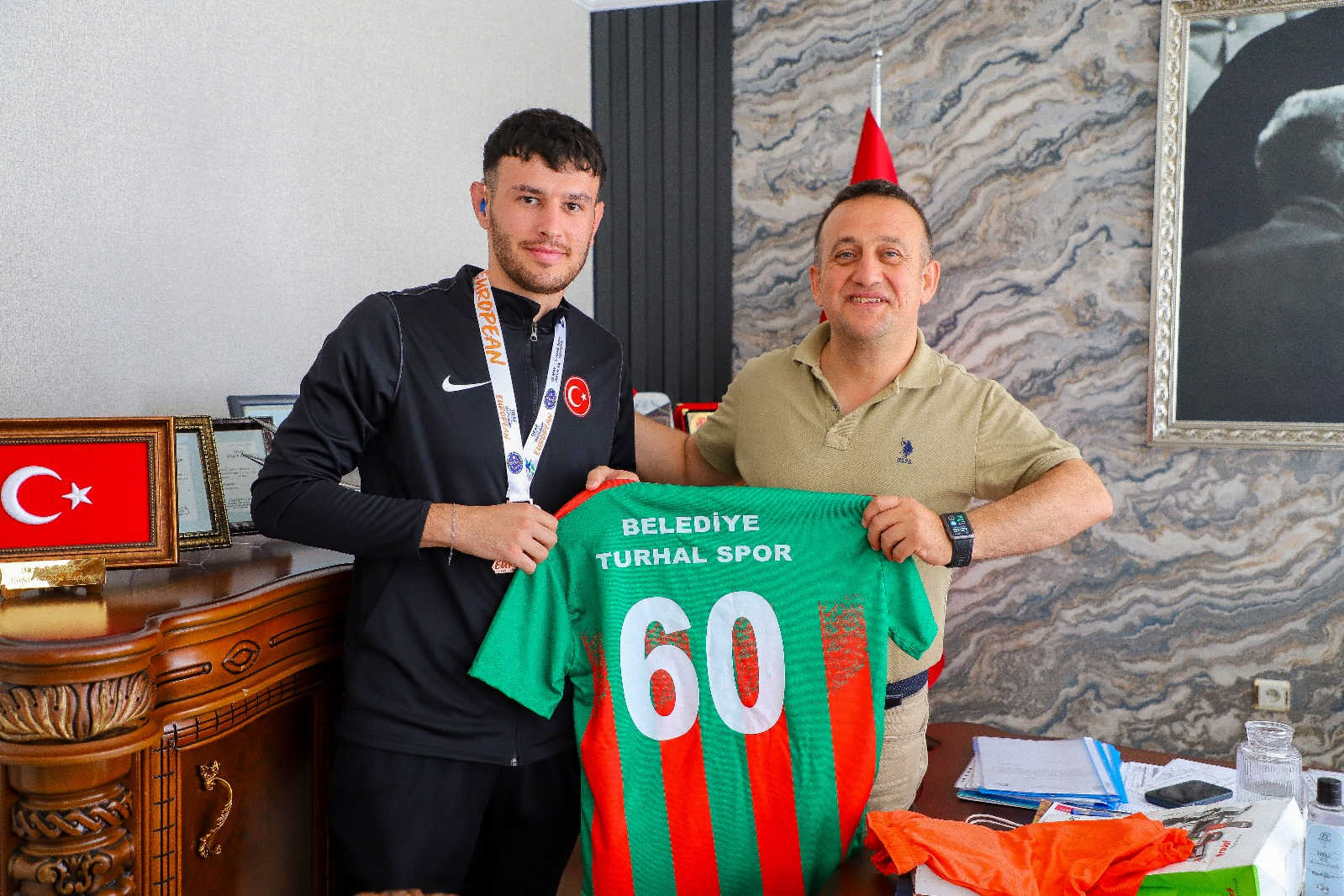 Milli Futbolcuyu Başkan M.Erdem Ural makamında ağırladı