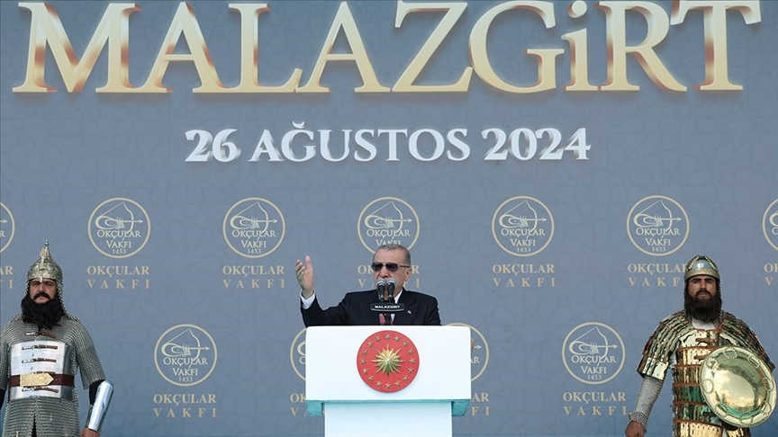 Erdoğan: O günkü cesaretle yine Malazgirt'teyiz