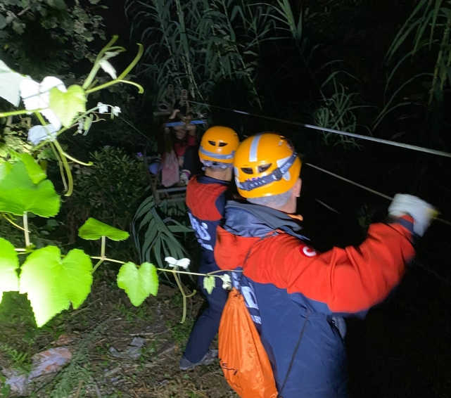Tirebolu'da teleferikte mahsur kalan çocuklar kurtarıldı