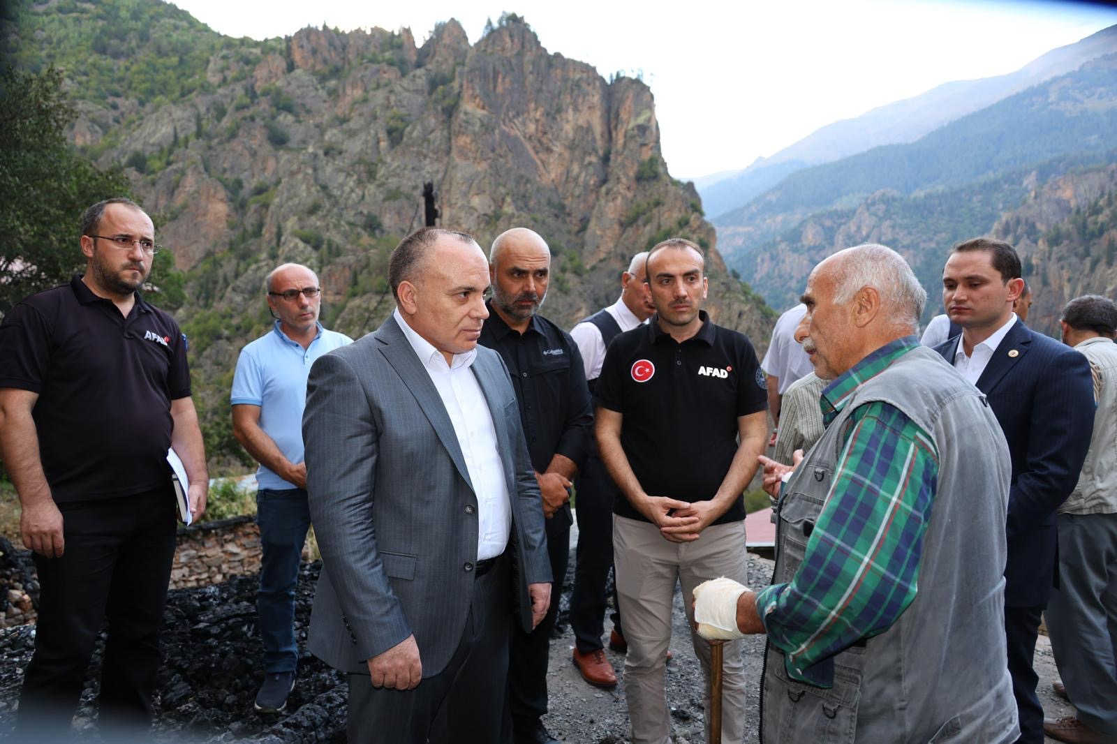 Artvin Valisi Ünsal: Devletimizin tüm imkanlarıyla evleri yangından dolayı zarar gören vatandaşlarımızın yanındayız