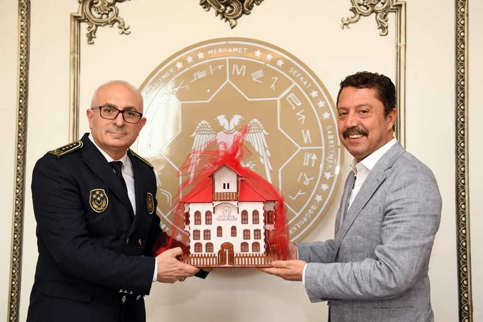 Belediye Başkanı Dr. Özer Kasap tüm zabıtaların zabıtalar haftasını kutladı