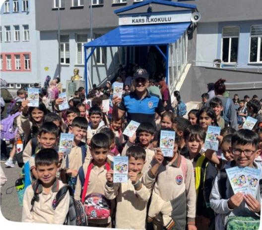 Kars Emniyeti "Uyuma Projesi" tanıtımını yaparak broşür dağıttı