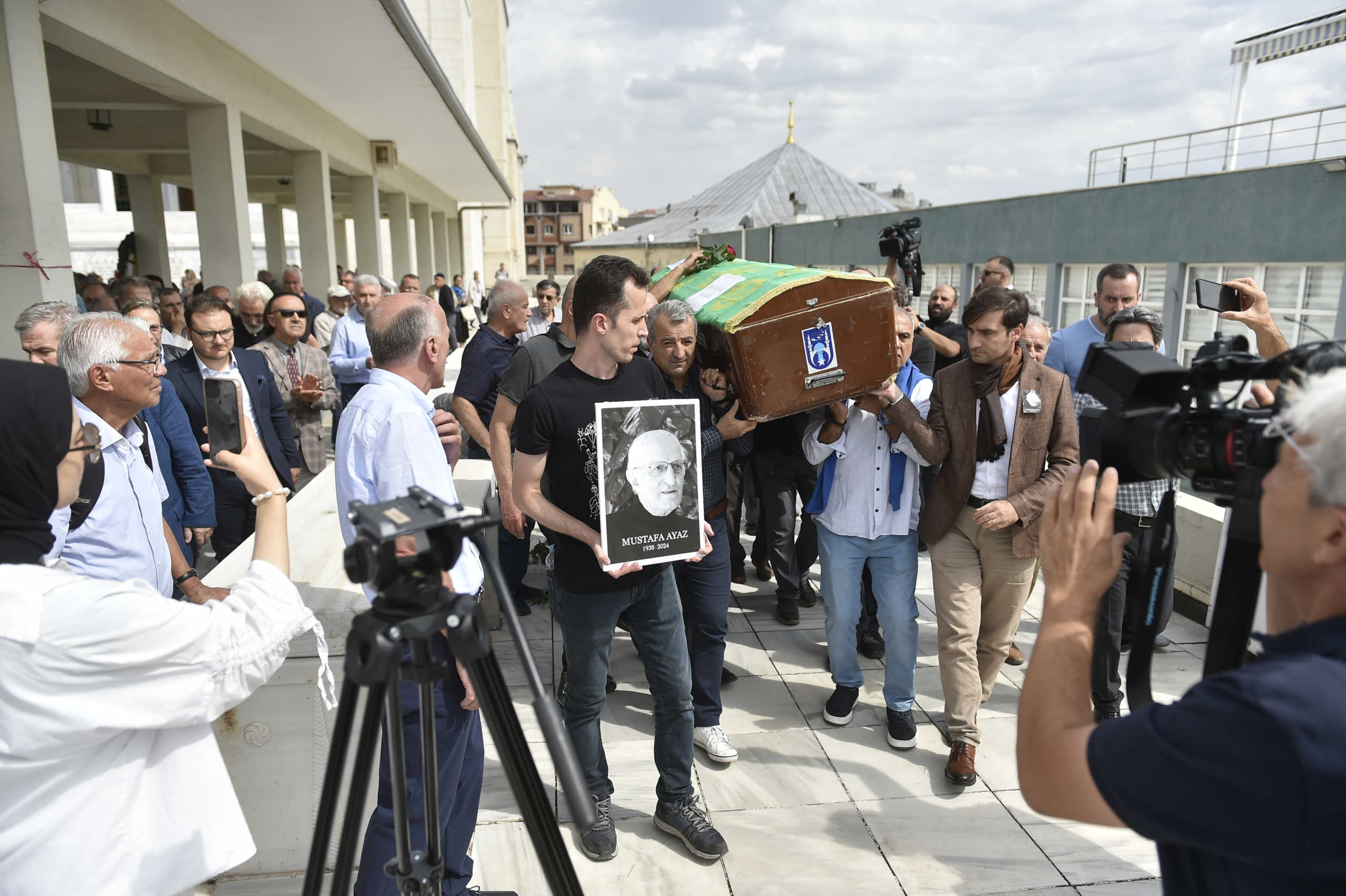 Duayen ressam Mustafa Ayaz son yolculuğuna uğurlandı
