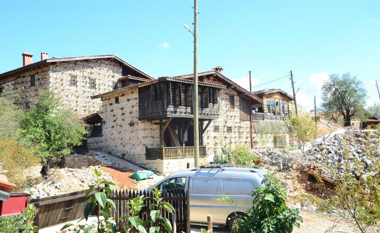 Antalya'nın 800 yıllık mahallesi Avrupalı turistlerin ilgisini çekiyor