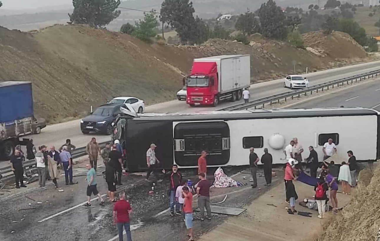 Antalya Fethiye karayolunda otobüs devrildi: 10 yaralı