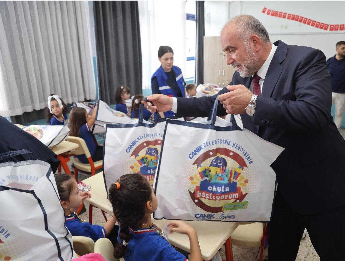 Sandıkçı: İlçemizde ilkokul birinci sınıfa başlayan tüm öğrencilerimize çanta ve kırtasiye seti hediye ettik