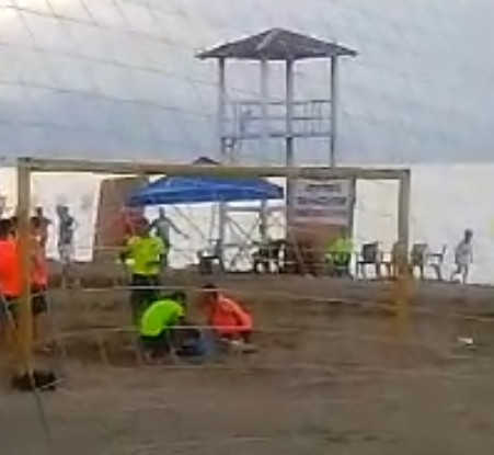 Van’da plaj futbolunda korkutan an; Kalecinin dili boğazına kaçtı