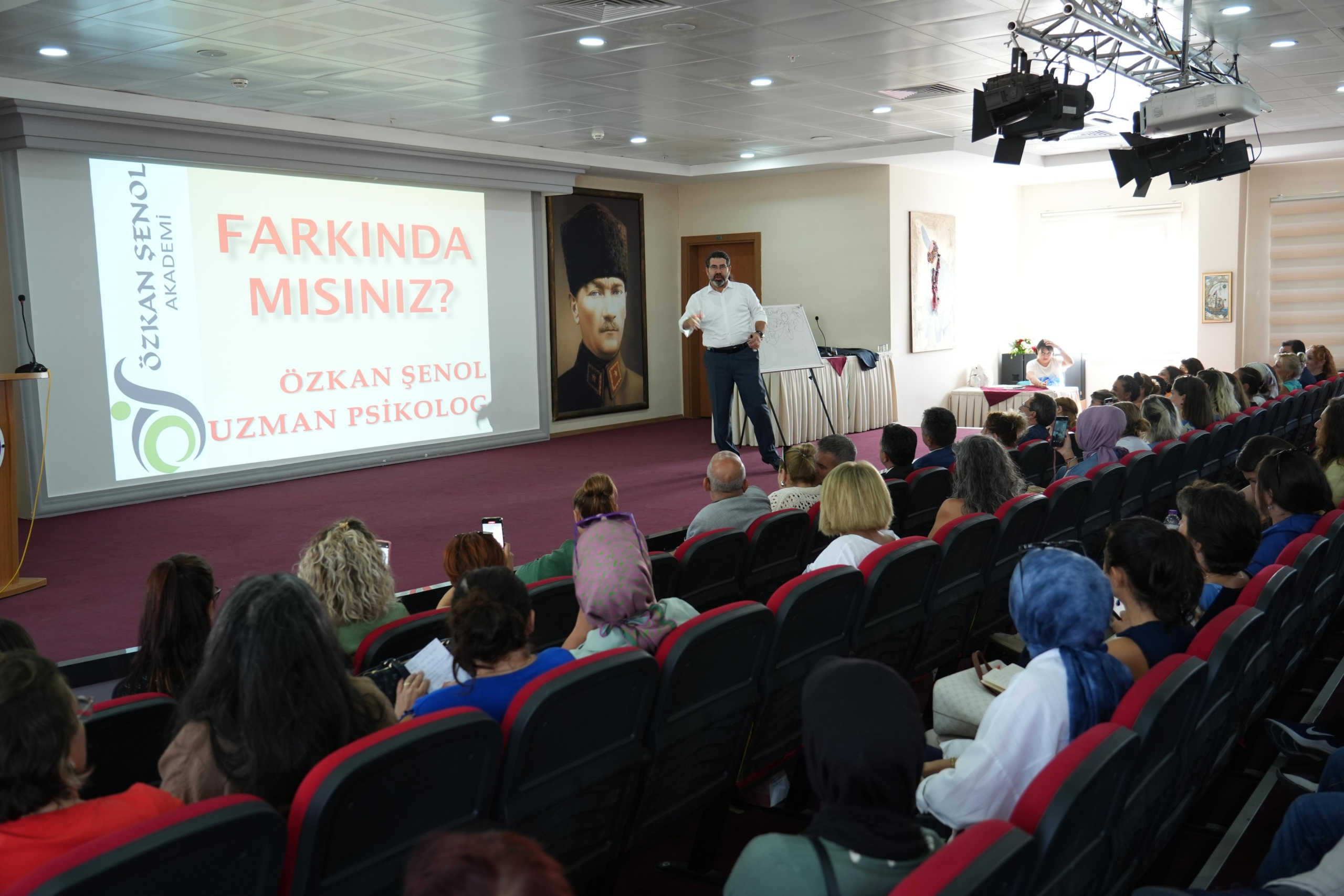 Uzman Psikolog Özkan Şenol okul müdürleri ve velilerle buluştu