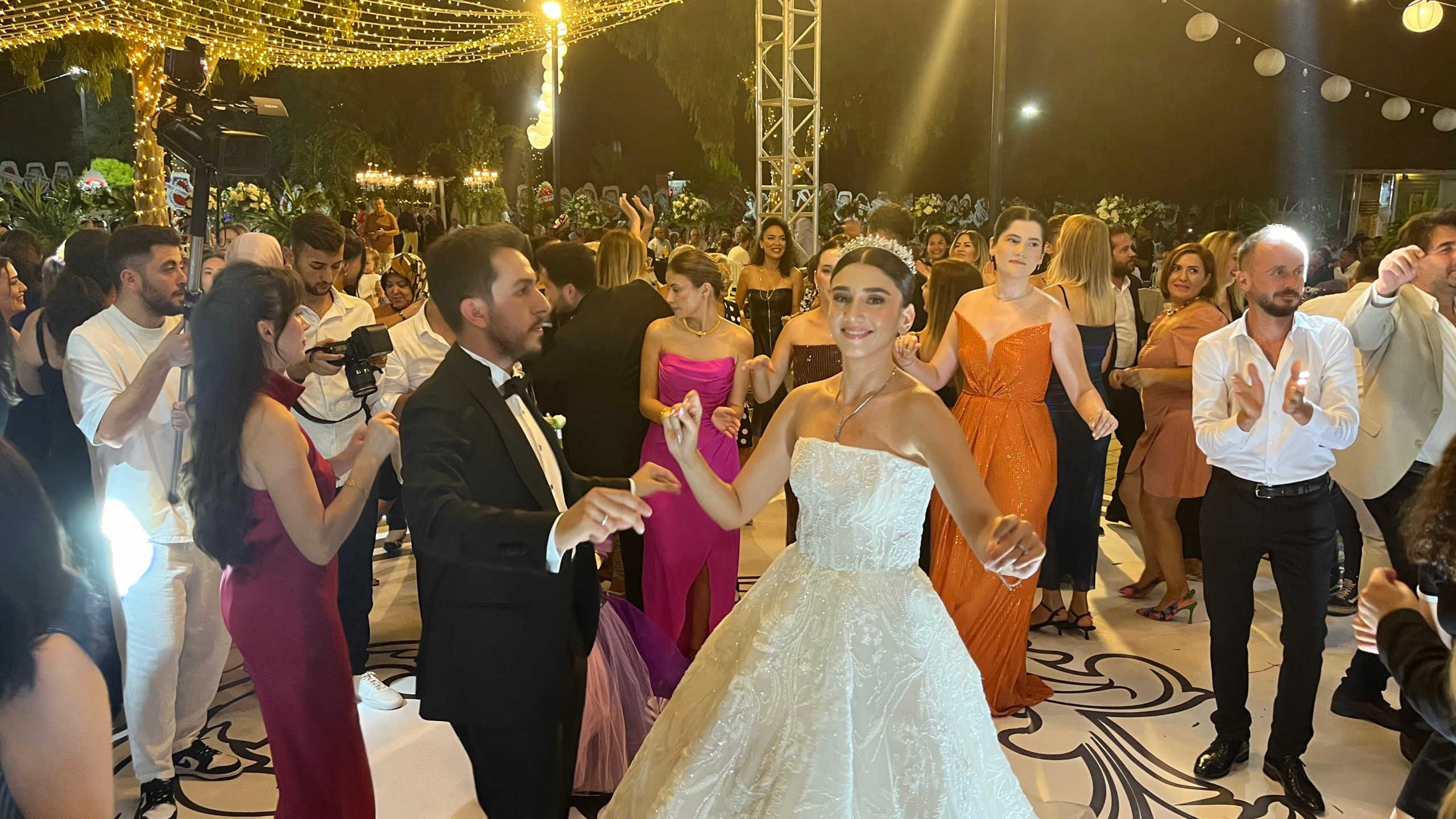 Fethiye'deki düğüne siyasetçi akını