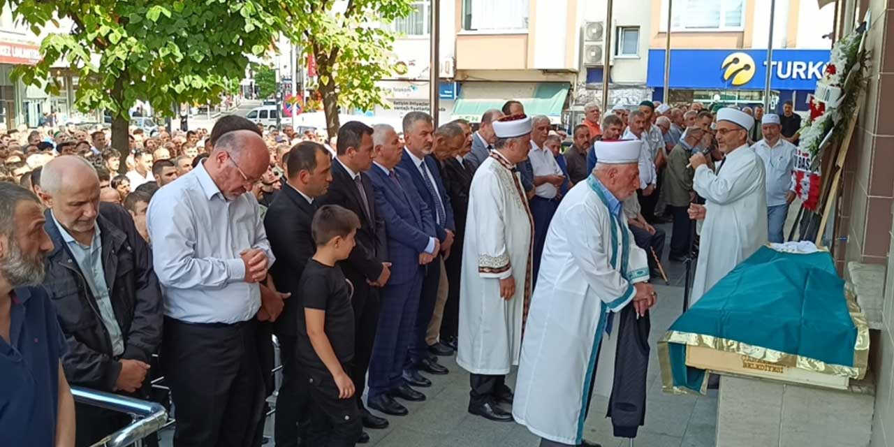 Trabzon Valisi Aziz Yıldırım, Vakfıkebir'de Mustafa İskenderoğlu'nun cenazesine katıldı