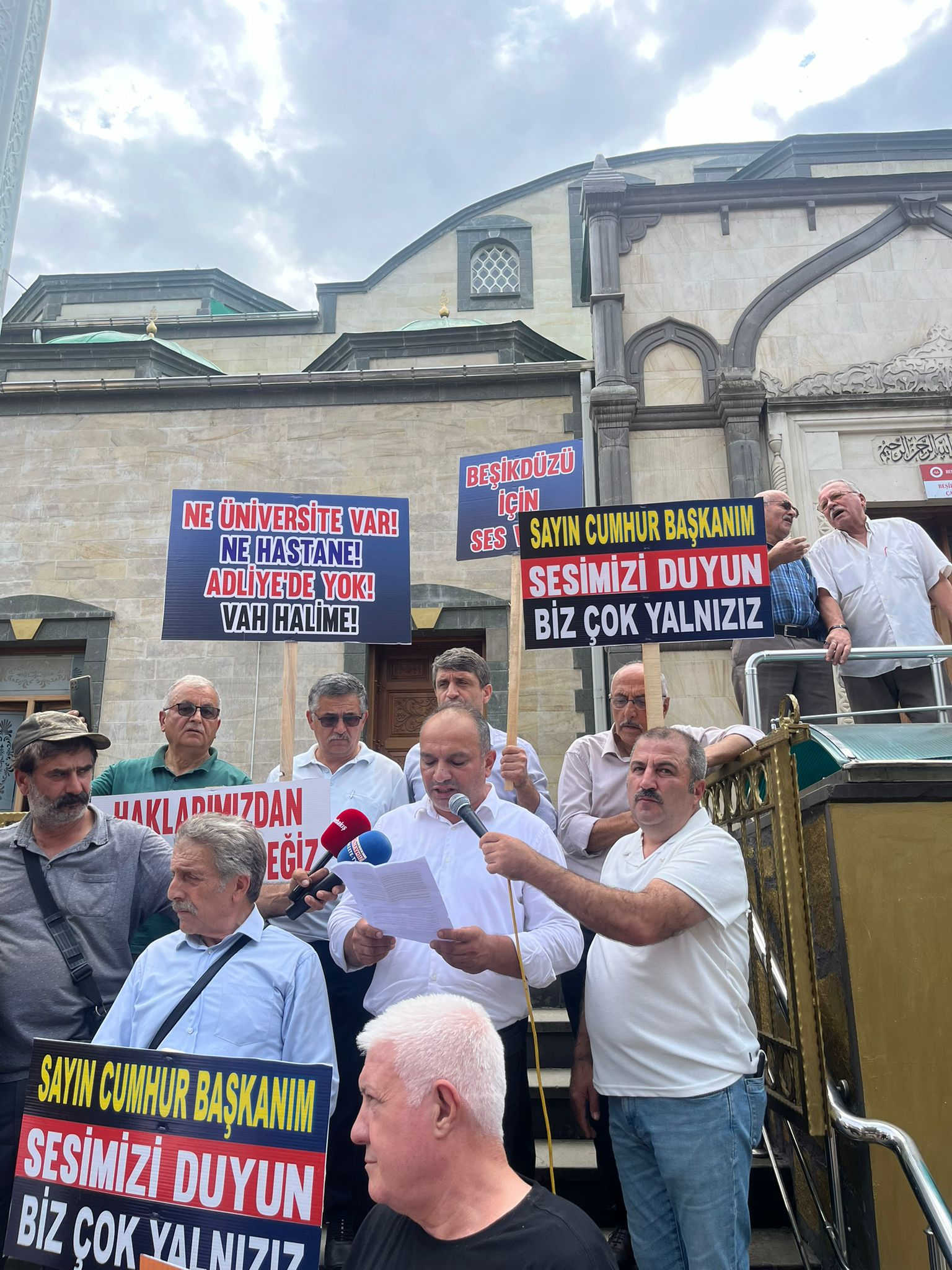 Beşikdüzü 4 yıllık fakülte ve adliye sarayı istiyor