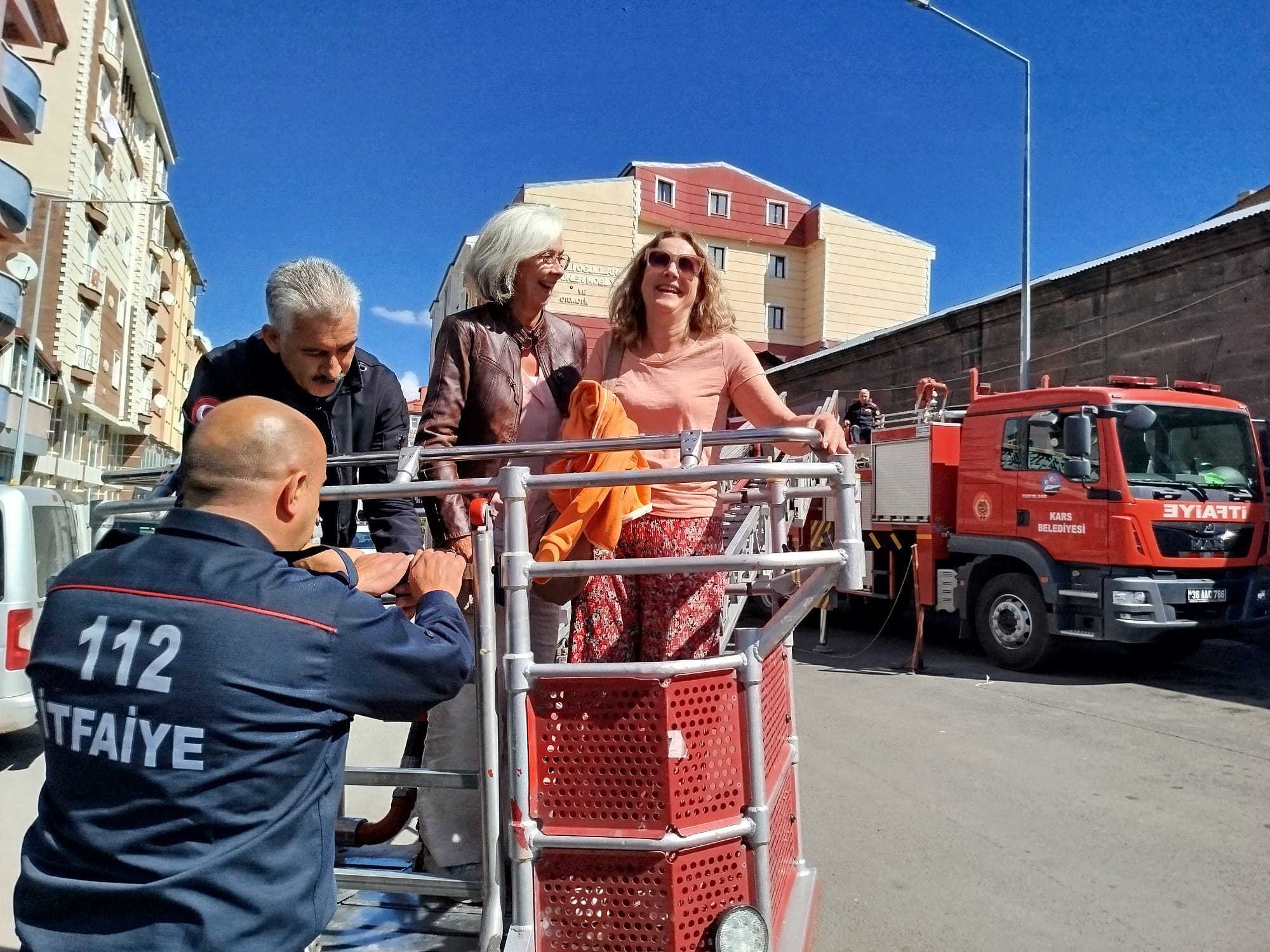 Kars'ta yangından kurtarılan Hollandalı turistlerden itfaiyeye ziyaret