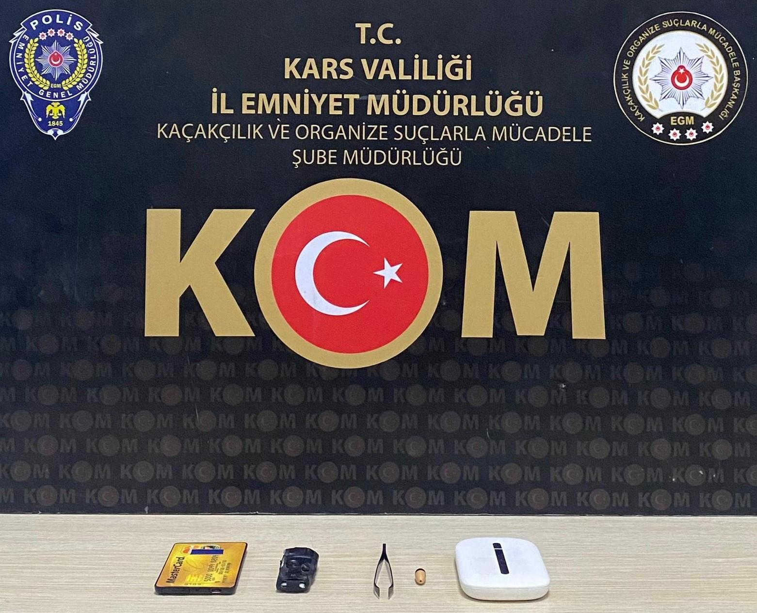 Kars’ta ehliyet sınavında düzenekle kopya çeken aday polise takıldı