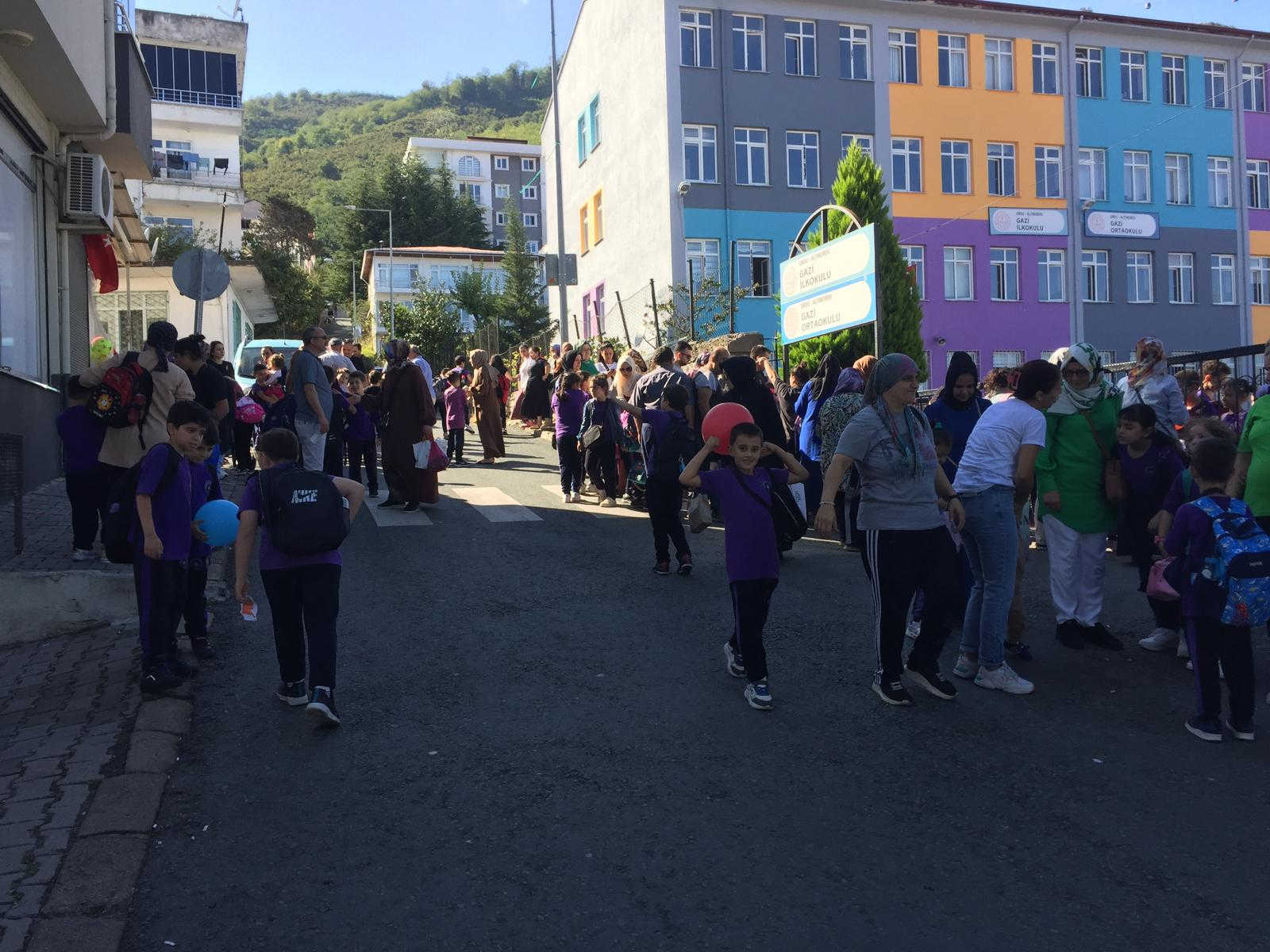 Gazi İlk ve Ortaokulu'ndaki öğrenciler trafik tehlikesi ile karşı karşıya