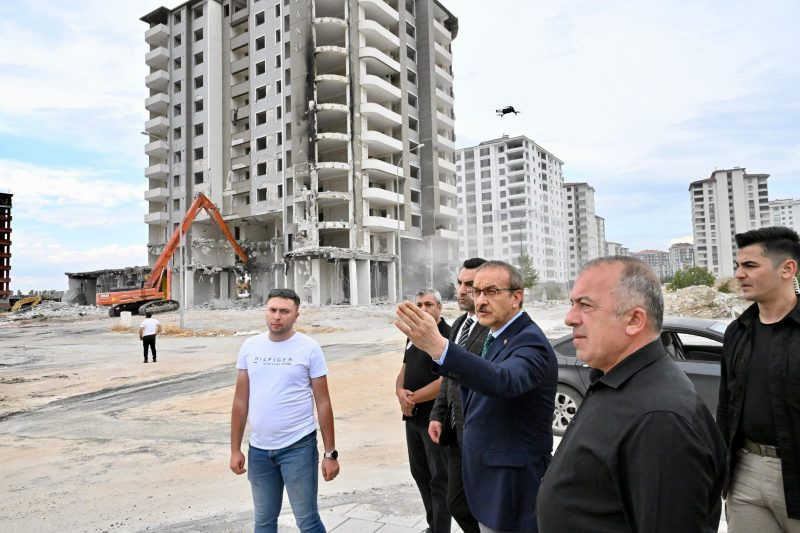 Malatya'da Vali Yavuz, yıkım alanlarını inceledi