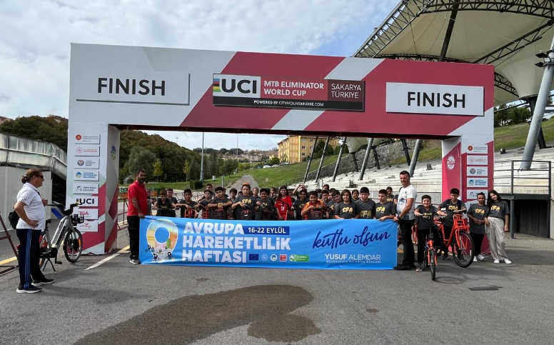 İlkokul minikleri vadide Büyükşehir’in ‘hareket’ gününde pedal çevirdi