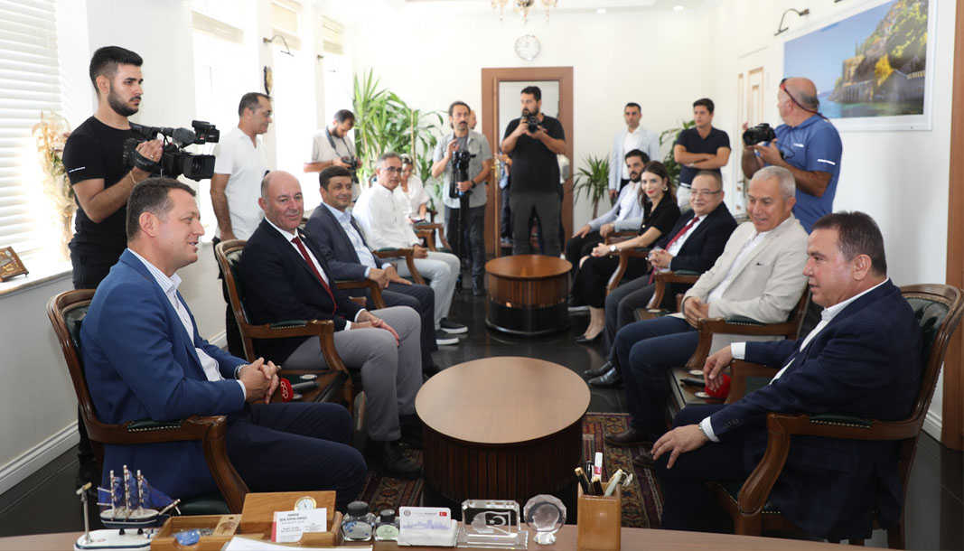 Muhittin Böcek'ten Kaymakam Ürkmezer’e ziyaret