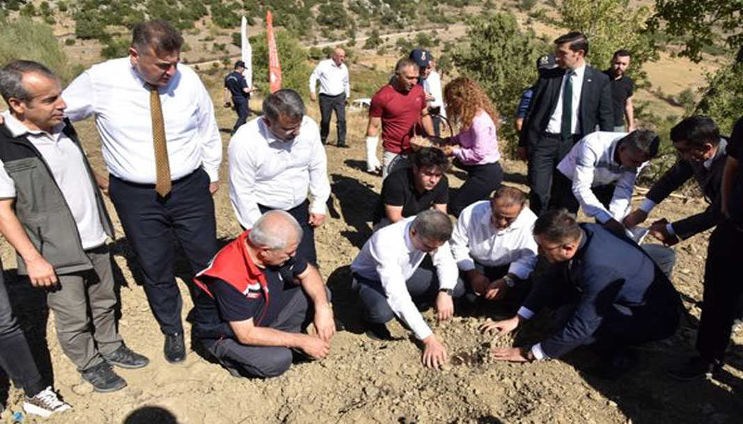 Eğirdir’de 10 aileye 35 kilogram safran hibe edildi