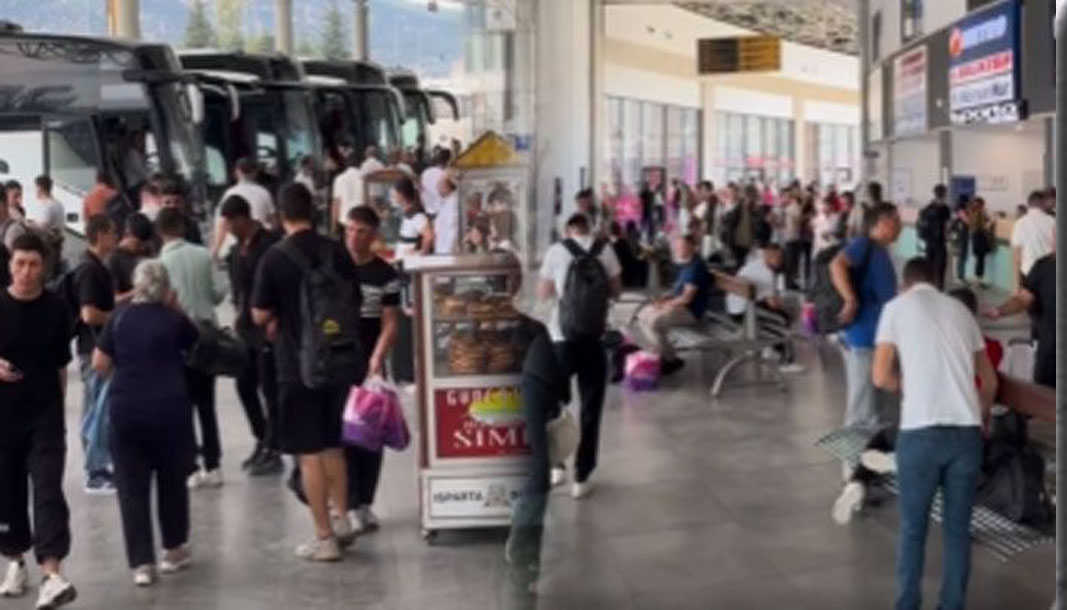 Isparta'da terhis olan askerler otogarı doldurdu