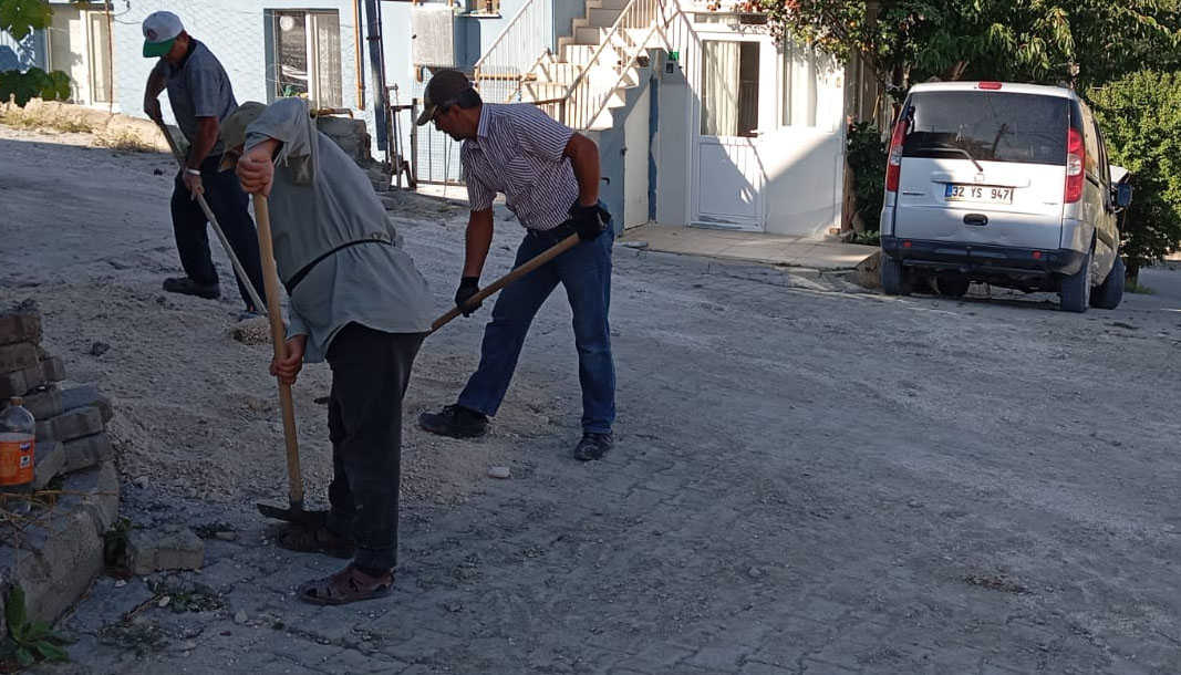 Uluborlu Belediye ekipleri, yağışlardan etkilenen bölgeleri onarıyor