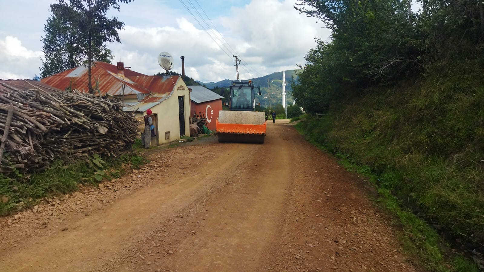 Trabzon Geyikli'de yol çalışmaları sürüyor