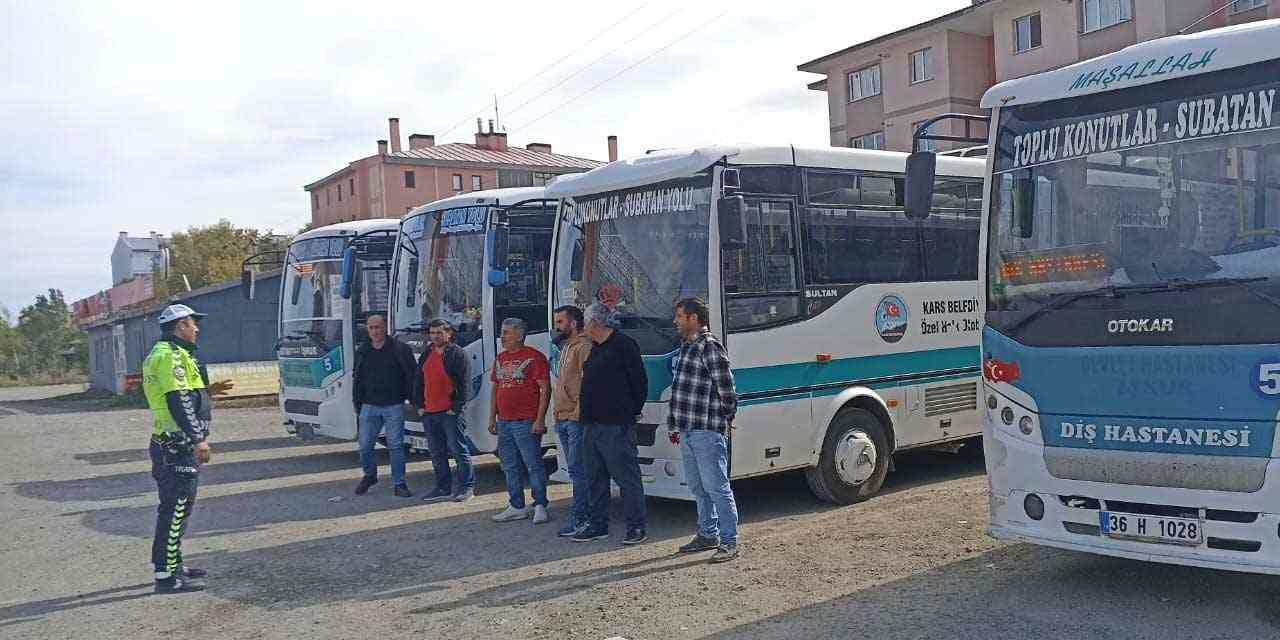 Kars'ta şoförlere trafik kuralları hakkında yerinde eğitim verildi