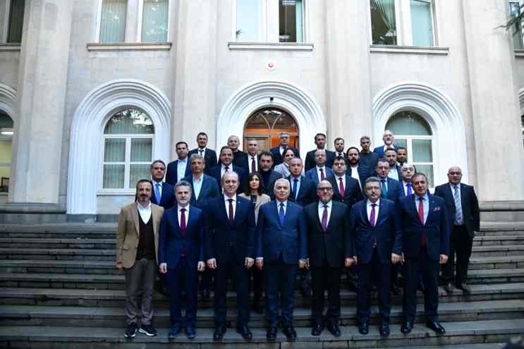 Trabzon Valisi Aziz Yıldırım, beraberindeki heyetle birlikte Türkiye’nin Tiflis Büyükelçisi Ali Kağan Orbay’ı ziyaret etti
