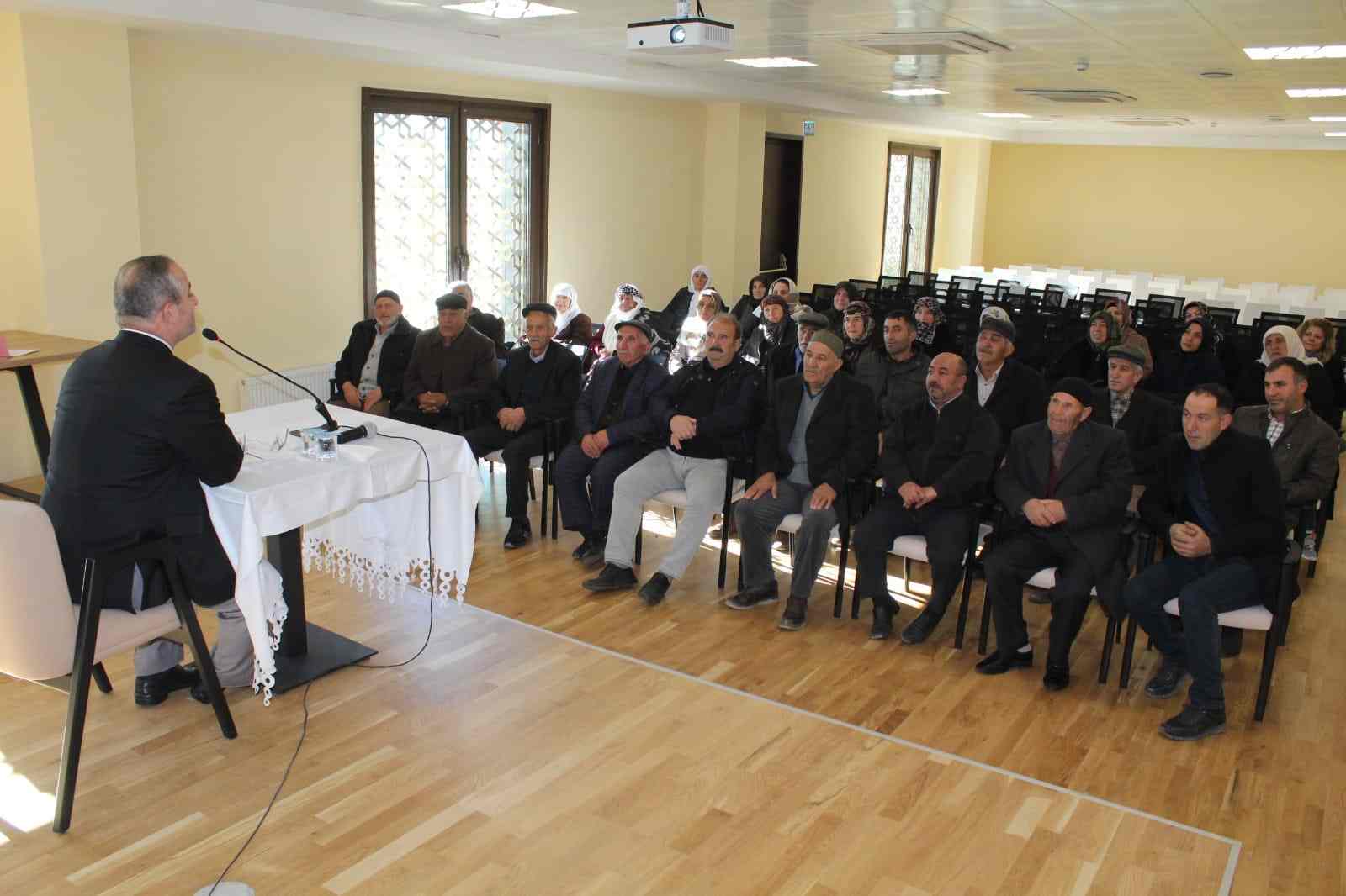 Kars'ta umre yolcularına bilgilendirme semineri verildi