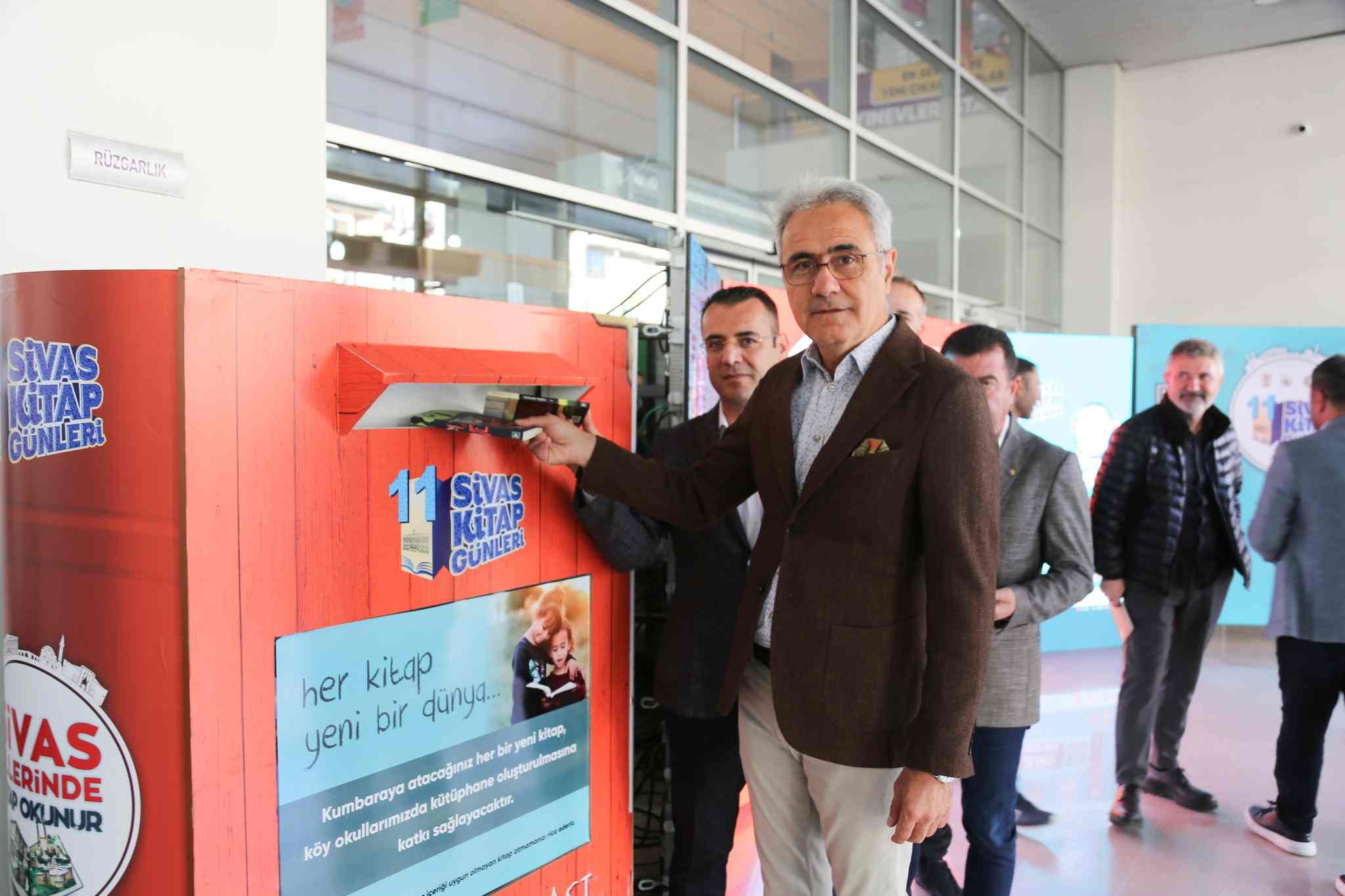 Sivas'ta köy okullarına kitap sürprizi