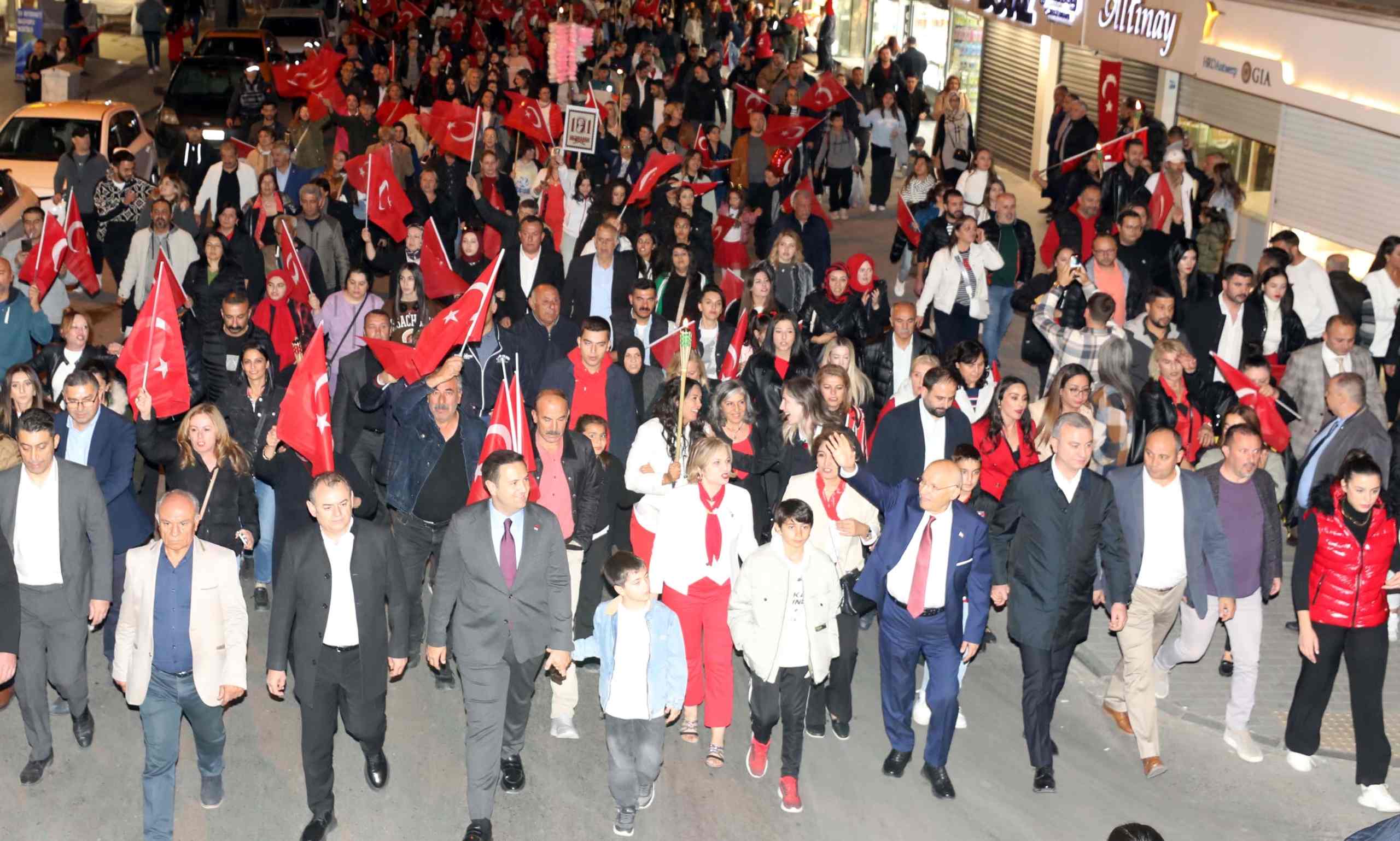Yenimahalle Belediyesi'nden Cumhuriyet yürüyüşü