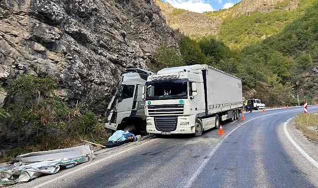 Ardahan-Ardanuç yolunda TIR kazası meydana geldi
