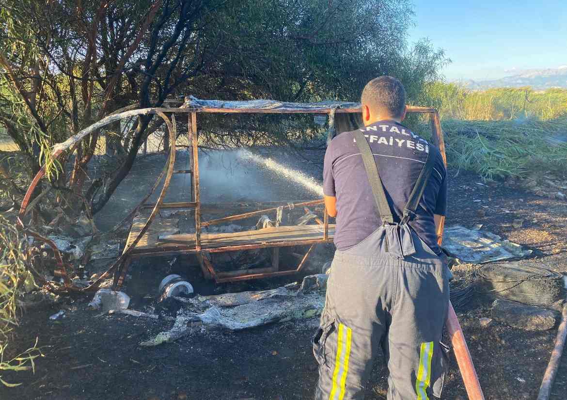 Serik'te bahçede yakılan ateş yangın çıkardı, golf arabası küle döndü