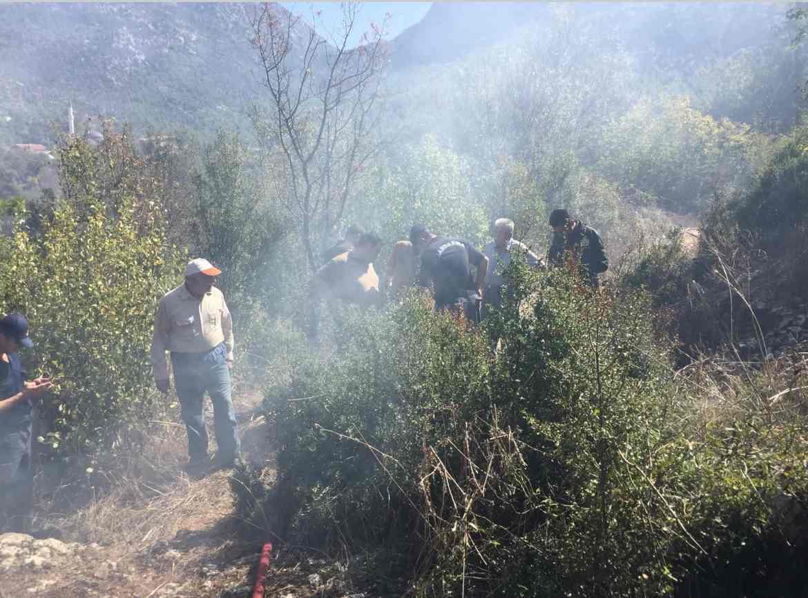 Evinin önünde yaktığı ateş yangına neden oldu