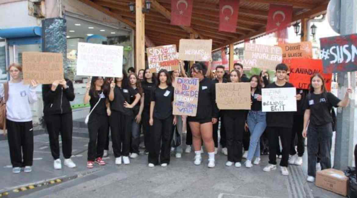 Serik’te liseli öğrenciler kadına şiddete karşı yürüyüş düzenledi