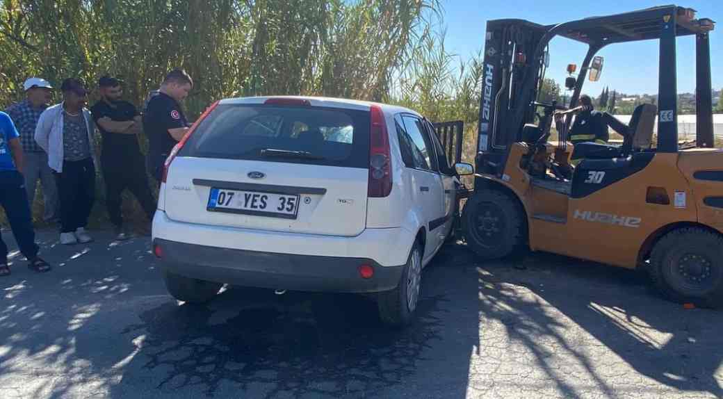 Serik'te forklift otomobilin motoruna saplandı, otomobil sürücüsü yaralandı