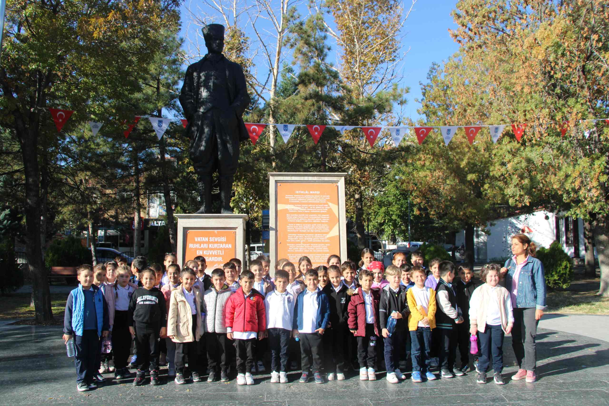 Kemal Milaslı İlkokulu öğrencileri atanın huzurunda