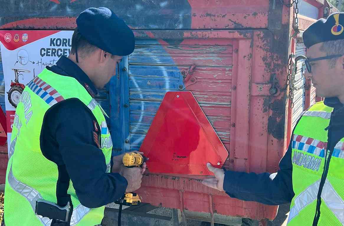 Beypazarı'nda jandarmadan traktör römorklarına “Reflektör tak görünür ol” uygulaması