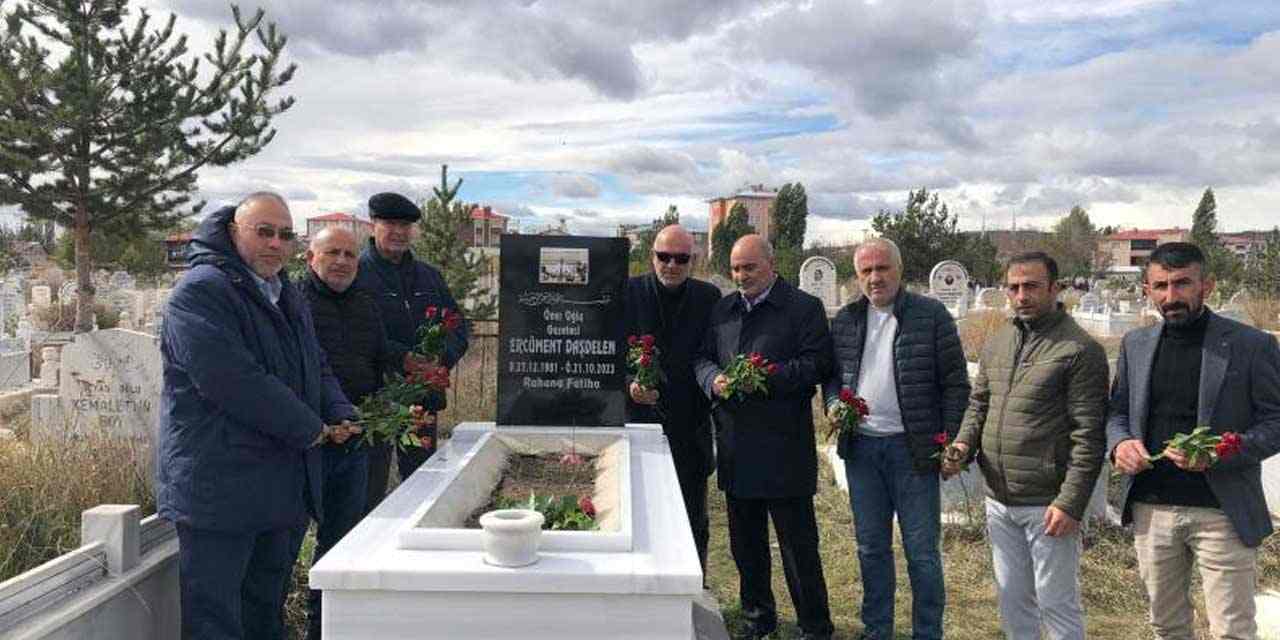 Merhum Gazeteci Ercüment Daşdelen vefatının 1. yılında mezarı başında dualarla anıldı