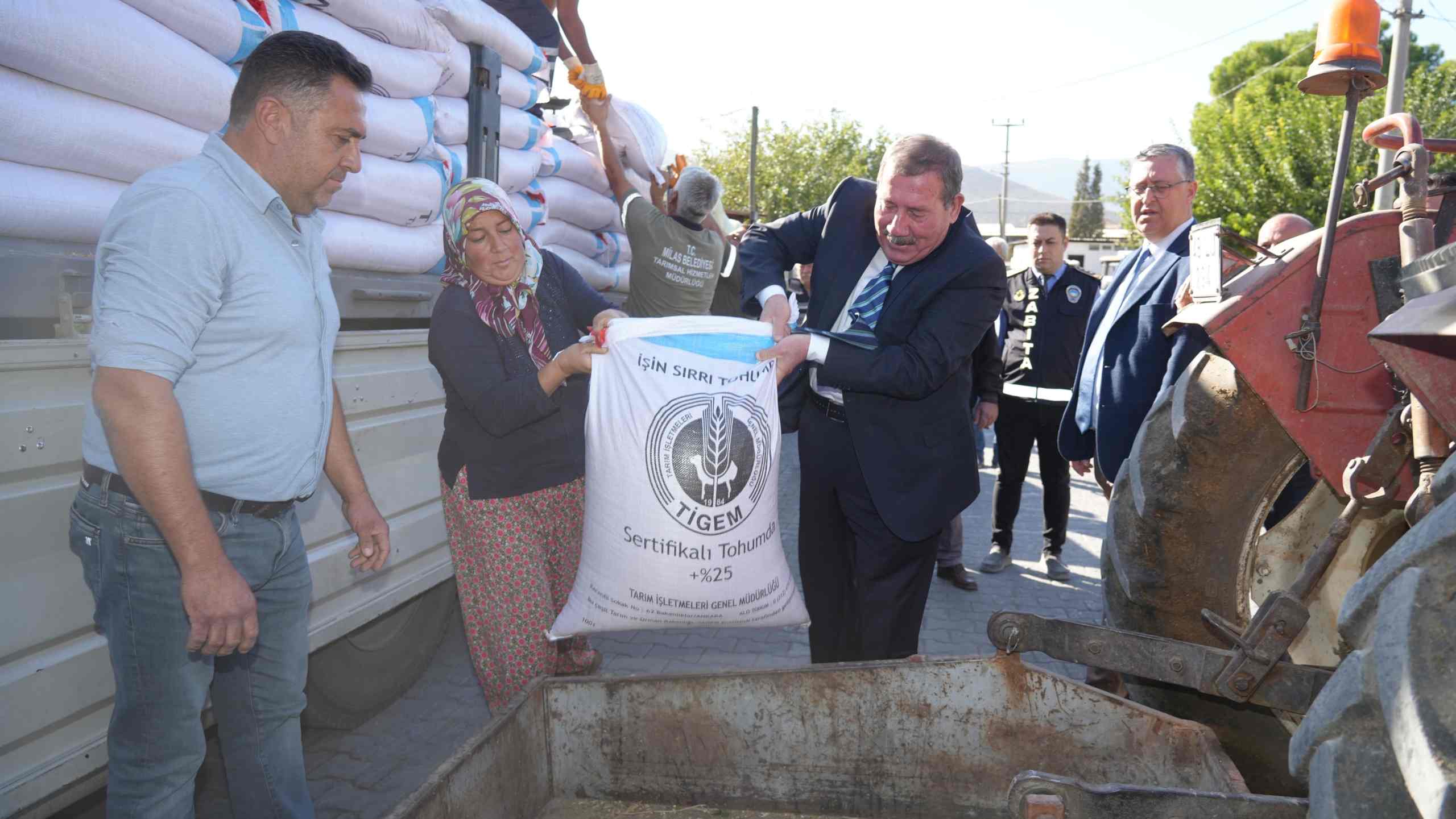 Milas Belediyesi’nden üreticilere tritikale ve buğday tohumu desteği