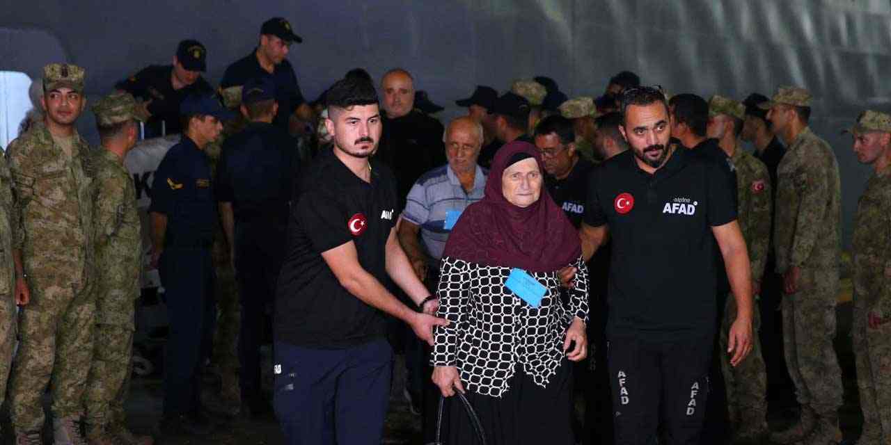 Lübnan'dan 588 sivil tahliye edildi: Mersin'de alkışlarla karşılandılar