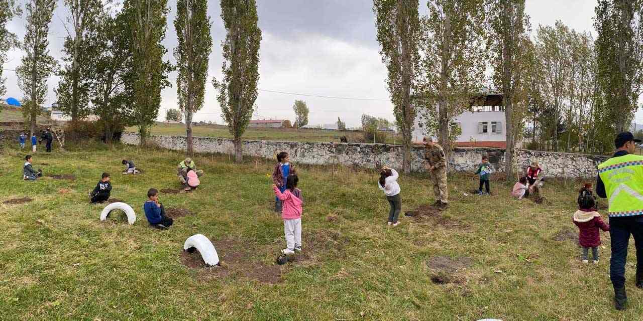 Kars'ta minik yürekleri ile fidanları toprakla buluşturdular