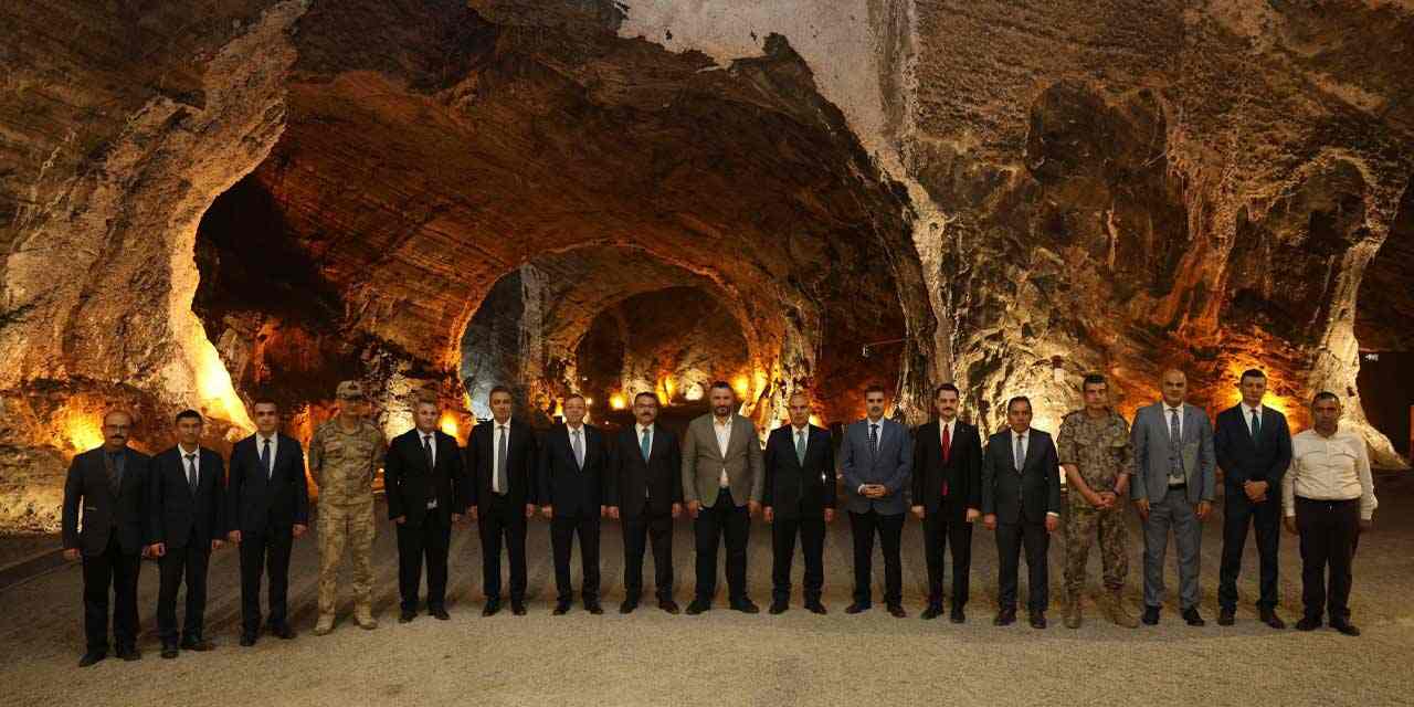 Sanayi ve Teknoloji Bakan Yardımcısı Oruç Baba İnan, Tuz Mağarasında incelemelerde bulundu