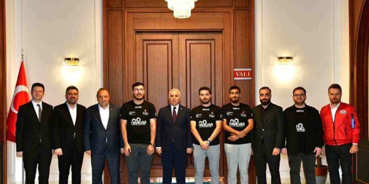 TEKNOFEST 2024'te birinci olan Hangar takımı Vali Aziz Yıldırım’ı ziyaret etti