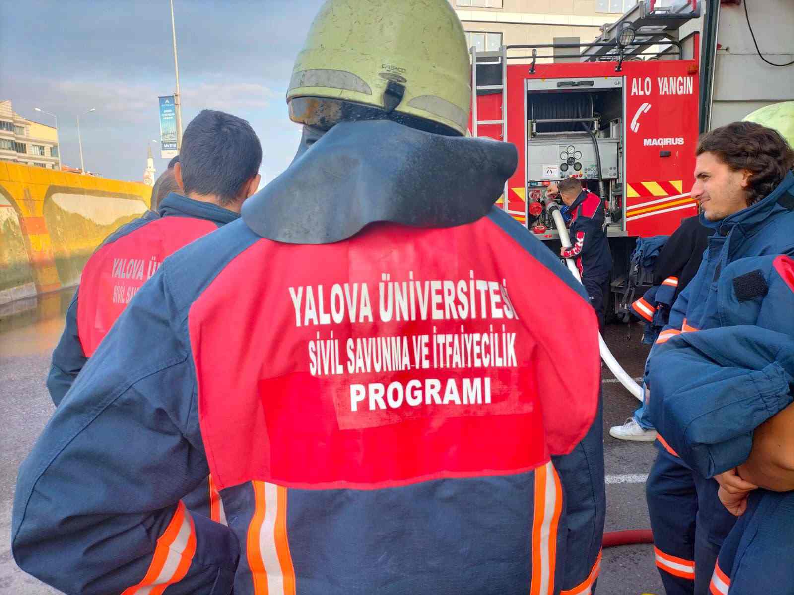 Yalova'da genç itfaiyecilere uygulamalı eğitim