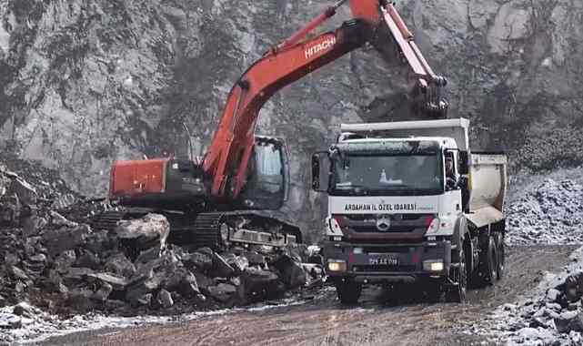 Ardahan'daki TIR Parkı'nda çalışmalar kar yağışına rağmen sürüyor