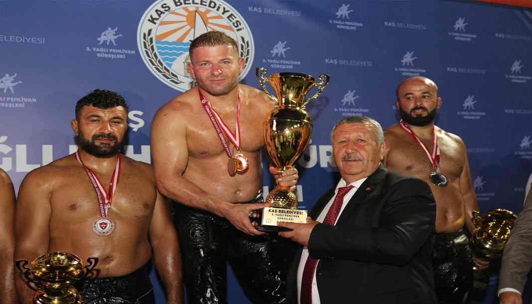 Kaş Güreşleri'nide kıyasıya mücadele! Başpehlivan İsmail Balaban oldu