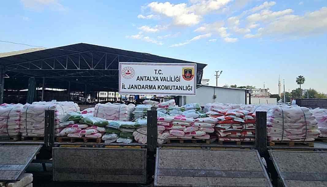 Antalya'da şimdi de sahte gübre ele geçirildi