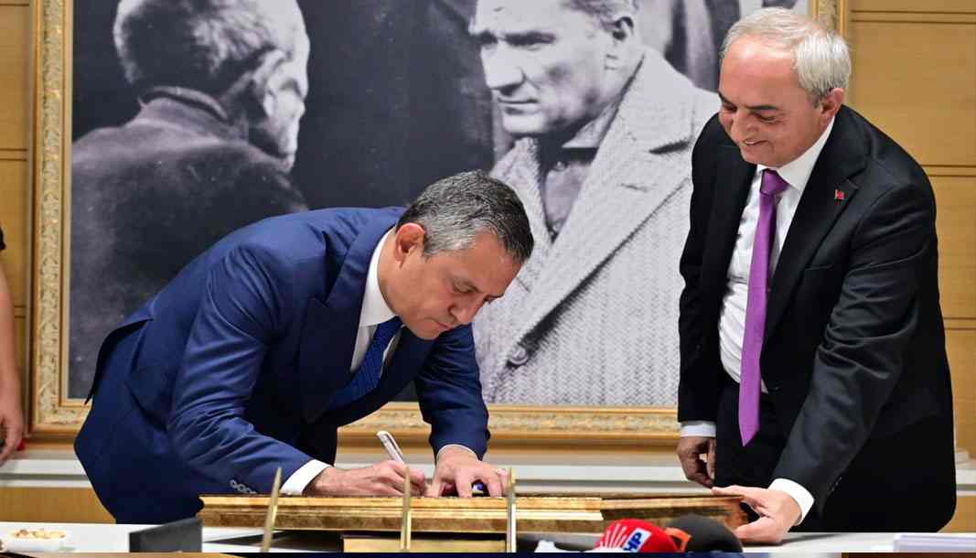 CHP Genel Başkanı Özgür Özel, Kepez Belediyesi'ni ziyaret etti: “Dimdik Ayaktayız”