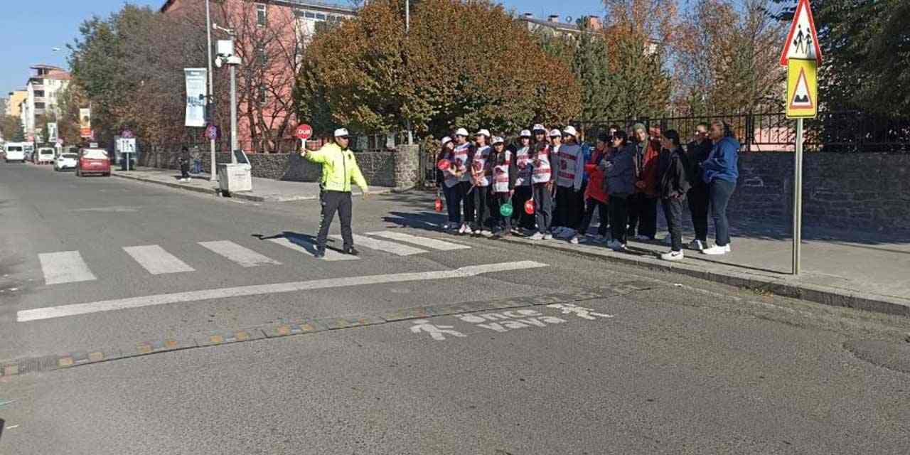 Kars'ta “Okul Geçidi Görevlisi Eğitimi” verildi