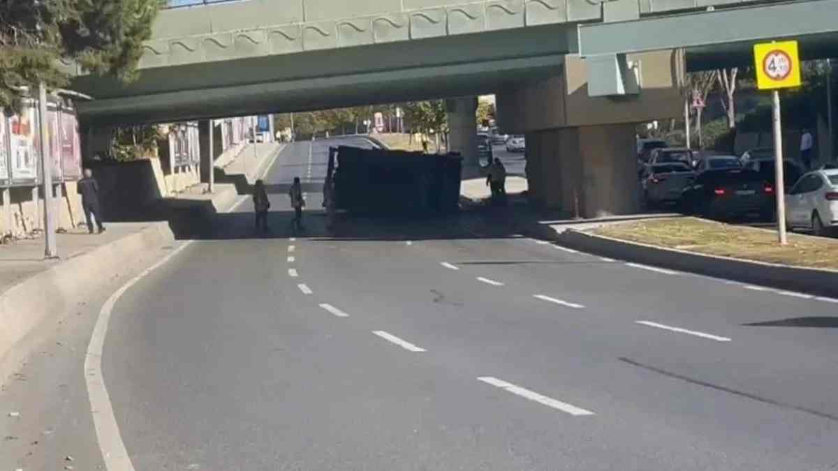 Bakırköy'de İSKİ vincinin üst geçide çarpması trafiği felç etti
